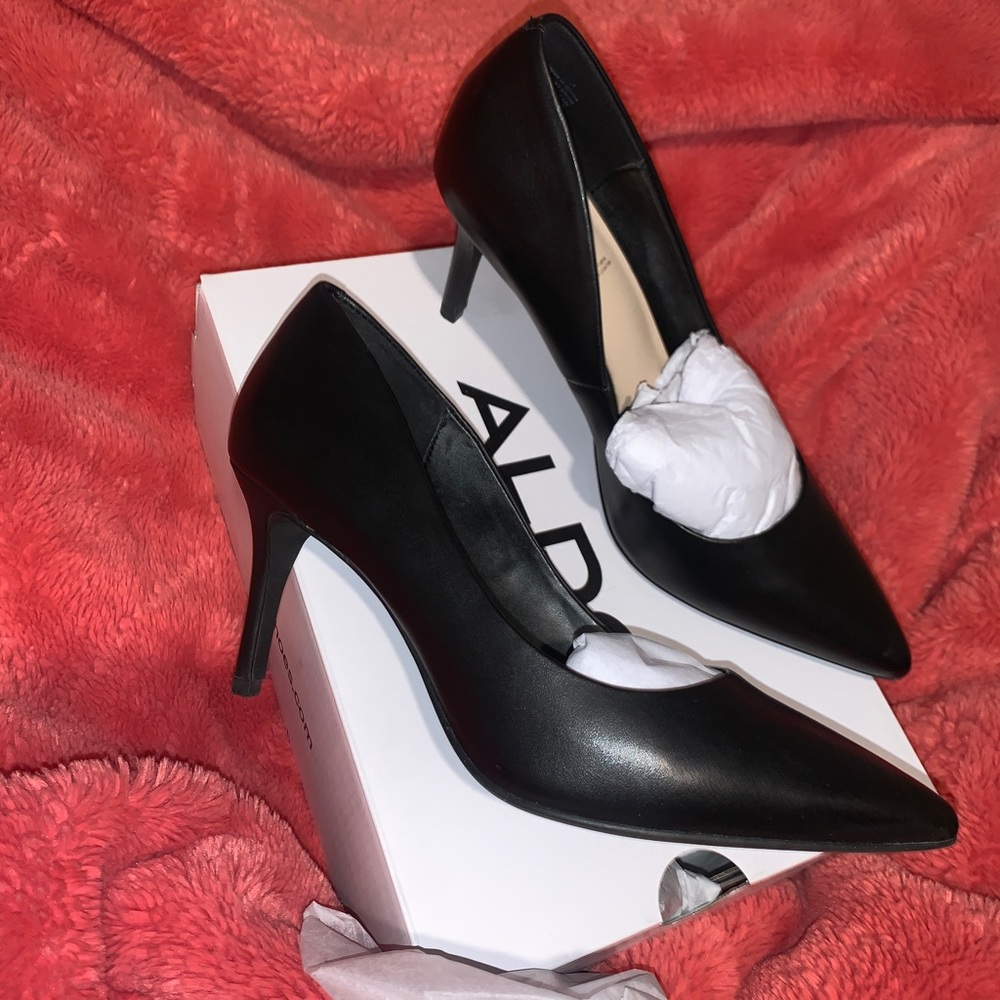 Black pointy toe pump size 8